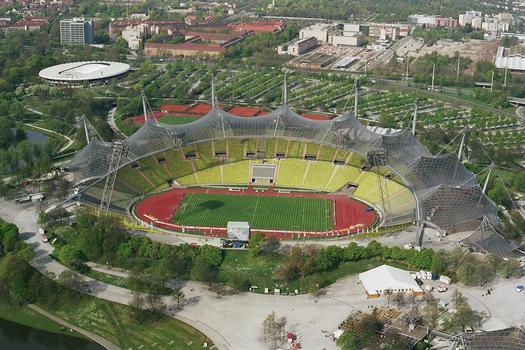 Olympiastadion München vom Olympiaturm aus gesehen
