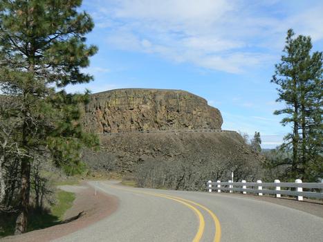 Columbia River Highway descends from Rowena Crest