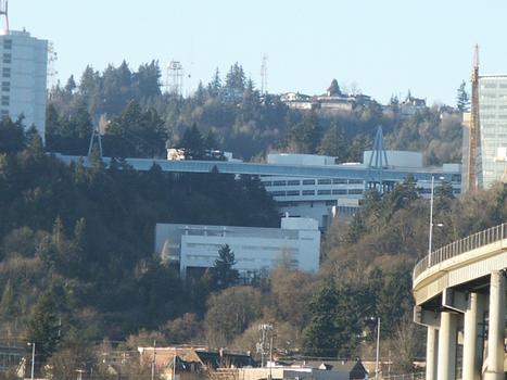 Oregon Health Sciences University (OHSU) / Veterans Administration skybridge : Taken from east shore of Willamette River