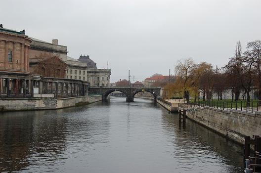Pont ferroviaire près du Musée Bode à Berlin