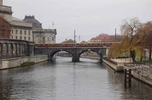 Pont ferroviaire près du Musée Bode à Berlin
