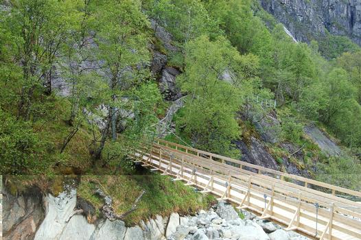 Fussgängerbrücke im Folgefonn-Nationalpark, Hordaland, Norwegen