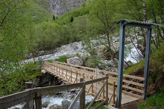 Fussgängerbrücke im Folgefonn-Nationalpark, Hordaland, Norwegen