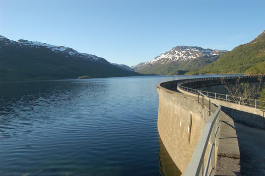 Staumauer des Slettedalsvatnet, bei Sauda, Rogaland, Norwegen