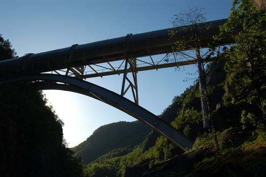 Pont portant une pipeline d'eau à la centrale hydroélectrique d'Elkem et franchissant la route 520 près de Hellandsbygd