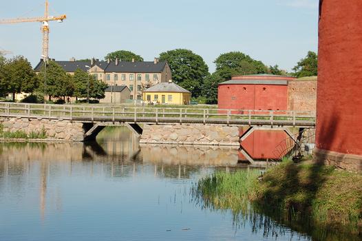 Brücke vor dem Malmö Museer, Malmö, Skåne län, Schweden