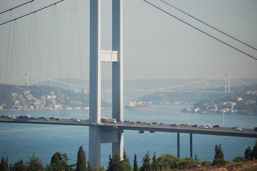 Fatih Sultan Mehmet-Brücke (im Hintergrund), Istanbul, Türkei