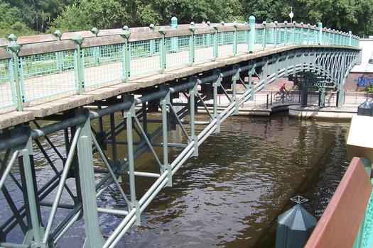 Lichtensteinbrücke verbindet die beiden Teile des Zoos Berlin