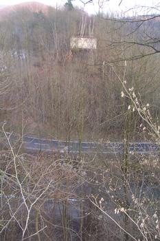 Frieda-Viadukt wurde am 3. April 1945 gesprengt, heute sind nur noch die auf den Bildern zu erkennenden Reste der Brücke zu sehen. befindlich zwischen Großtöpfer und Frieda in Hessen an der ehemaligen Landesgrenze zu Thüringen. Verkehrsweg war damals Eisenbahn (dazugehörend zur bekannten «Kanonenbahn-Strecke» Sie war 99 m lang und 26 m hoch und wurde 1910 erbaut