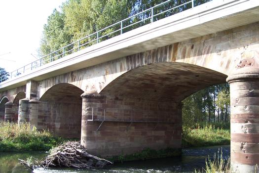 Eisenbahnbrücke Felsberg-Rhünda gegenüber Ortseinfahrt Harle an der Bundesstraße 253