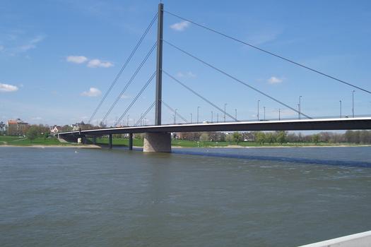 Oberkasseler Brücke Schrägseilbrücke in Harfenform Verkehrsweg Straße