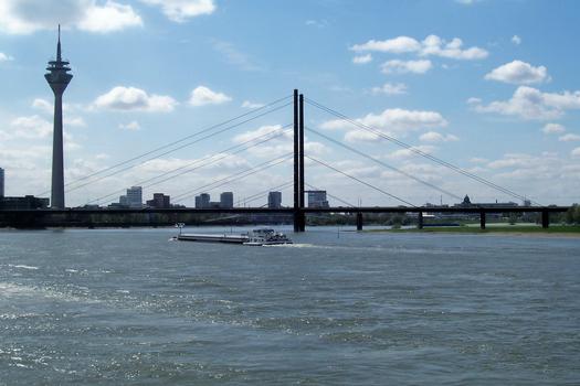 Kniebrücke in Düsseldorf, Schrägseilbrücke mit asymmetrischer Harfenform