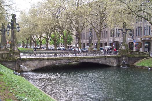 Girardet Brücke in Düsseldorf, Verkehrsweg Straße