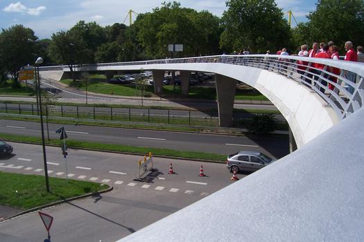 Fußgängerbrücke in Dortmund vom Parkplatz zum Fußballstadion (Westfalenstadion)