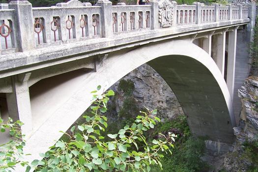 Steinbrücke Nähe der Ortschaft Martina in Österreich parallel der Straße nicht mehr in Betrieb