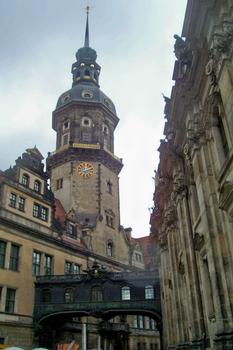 Brücke zwischen Hofkirche und Schloss in Dresden