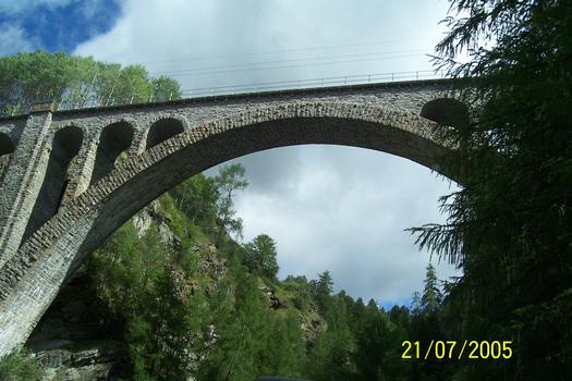 Eisenbahnbrücke in der Schweiz im Engadin Nähe des Ortes Martina. mit einem Bogen