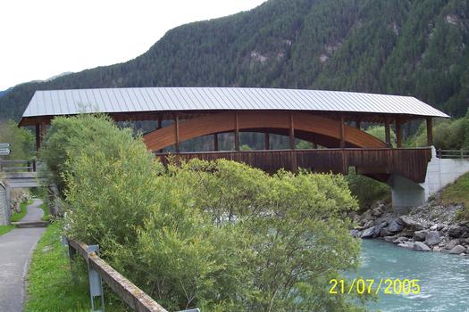 Überdachte Holzbrücke in der Schweiz bei Scuol