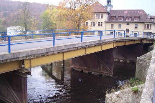 Dauerbehelfsbrücke über die Werra in Obermaßfeld parallel der alten Bogenbrücke von 1531-36