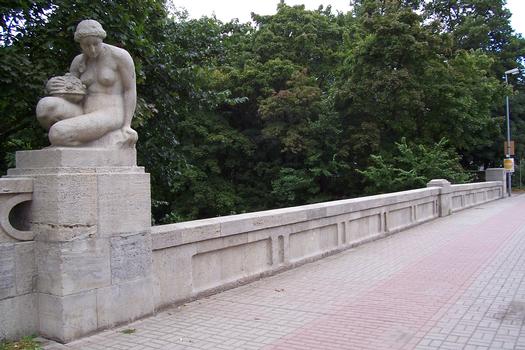 Hohenzollernbrücke Erfurt (Thüringen) : Bogenbrücke über den Flutgraben Baujahr 1911/12 Material: Stampfbeton Instandsetzung: 1992/1994 Sie ist die einzige Brücke in Erfurt mit Skulpturenschmuck