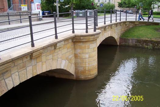 Die Brücke heißt Roßbrücke und befindet sich in Erfurt/Thüringen. Sie wurde 1750 gebaut und 1995 saniert, führt über den Walkstrom Nähe Hermannsplatz