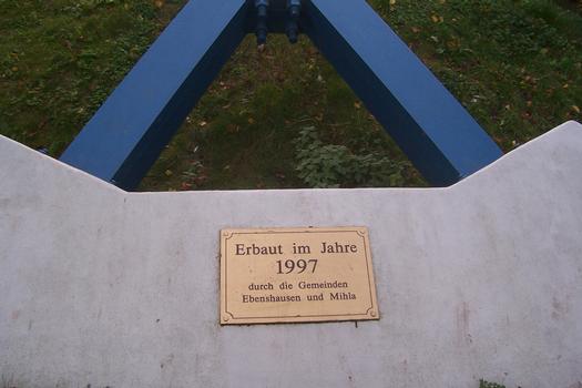 Rad- und Wanderweg-Brücke in Ebenshausen : Schrägseilbrücke mit einer Spannweite von 50 m. Baujahr: 1997 Seile: Stahl, Brückentafel: Holz Pylone: Stahl