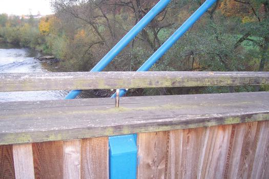 Rad- und Wanderweg-Brücke in Ebenshausen: Schrägseilbrücke mit einer Spannweite von 50 m. Baujahr: 1997 Seile: Stahl, Brückentafel: Holz Pylone: Stahl