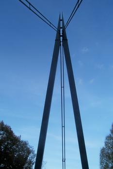 Rad- und Wanderweg-Brücke in Ebenshausen: Schrägseilbrücke mit einer Spannweite von 50 m. Baujahr: 1997 Seile: Stahl, Brückentafel: Holz Pylone: Stahl