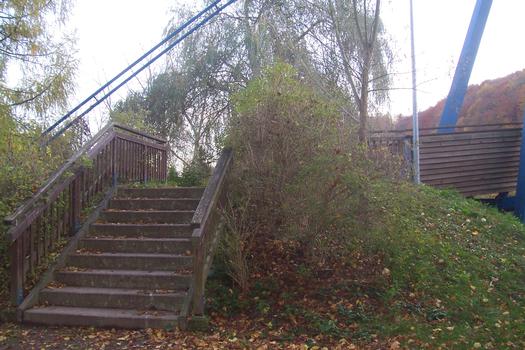 Rad- und Wanderweg-Brücke in Ebenshausen: Schrägseilbrücke mit einer Spannweite von 50 m. Baujahr: 1997 Seile: Stahl, Brückentafel: Holz Pylone: Stahl