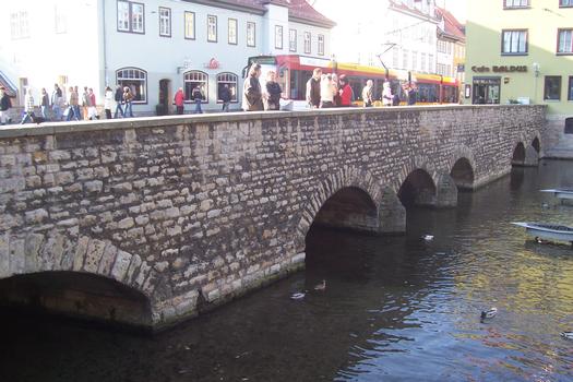 Schlösserbrücke : Straße/Straßenbahn/Fußgänger Anzahl Bögen: 6 Sie gehört zu den ältesten Geraübergängen in der Stadt Erfurt. Das Bauwerk steht unter Denkmalschutz, der heutige Brückenkörper wurde allerdings im Wesentlichen nach dem 2. Weltkrieg errichtet