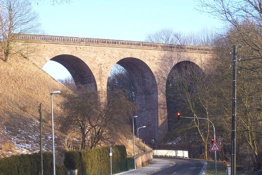 Unstrutbrücke zwischen Kefferhausen und Dingelstädt in Thüringen. gehört zur stillgelegten «Kanonenbahnstrecke» führt über die Unstrut und über die Kreisstraße 220 Gesamtlänge beträgt 53 m und die Höhe der Fahrbahn über Grund ist 26 m, sie verfügt über 3 Öffnungen zu je 13 m Spannweite und befindet sich bei km 12,68 der Strecke «Kanonenbahn»