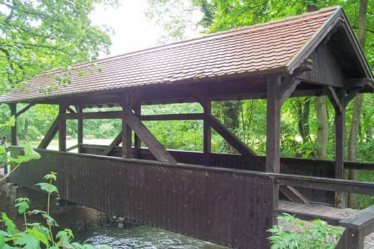 überdachte Holzbrücke in Erfurt im Luisenpark unterhalb der EGA über die Gera