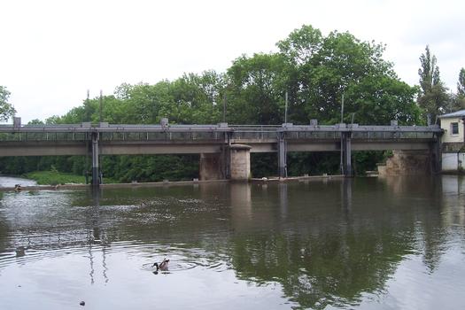 Wehrbrücke über die Gera im Erfurter Luisenpark