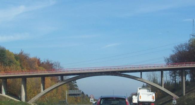 Brücke über die Autobahn A4 in der Nähe von Erfurt