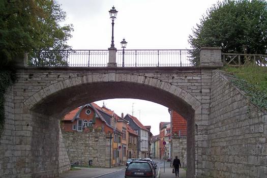 Brücke in Mühlhausen in der Wahlstrasse. Es ist eine Bogenbrücke aus Stein und wird nur von Fußgängern genutzt