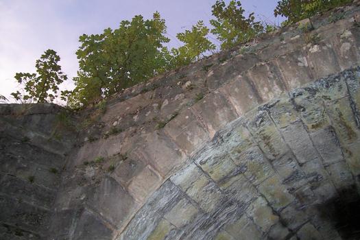 Kleine Bahnbrücke in Heyerode/Thüringen, eine gemauerte Steinbrücke, die ehemalig als Eisenbahnbrücke fungierte und seit Mai 2005 als Rad- und Wanderweg genutzt wird