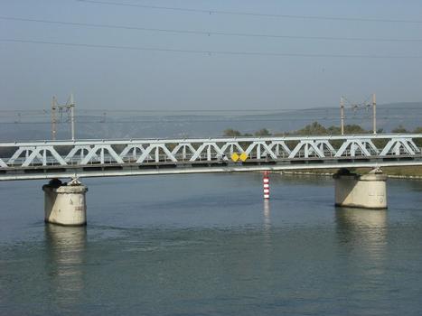 Pont sur le canal de dérivation du Rhône