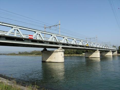 Eisenbahnbrücke über den Rhonekanal