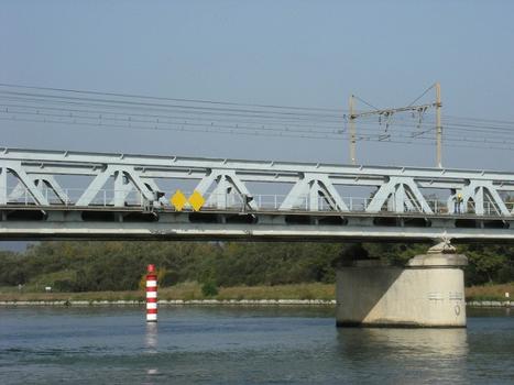 Eisenbahnbrücke über den Rhonekanal