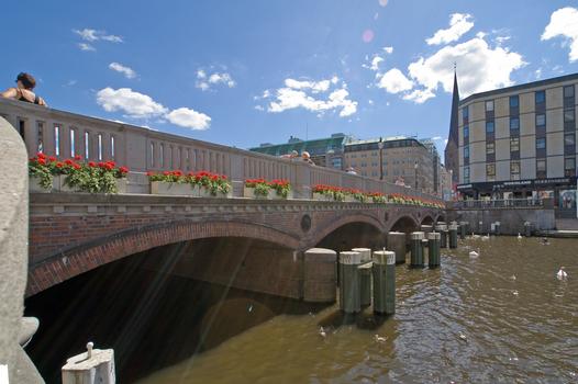 Reesendammbrücke zwischen Binnenalster und kleine Alster, Hamburg