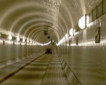 Vieux tunnel sous l'Elbe de Sankt Pauli