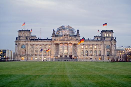Der Reichstag in der Abenddämmerung