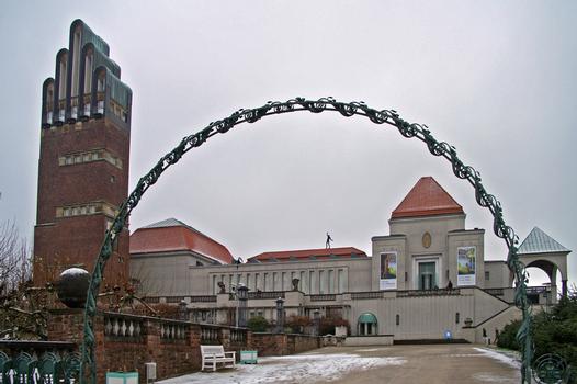Mathildenhöhe mit Hochzeitsturm (links) Ausstellungsgebäude (rechts)