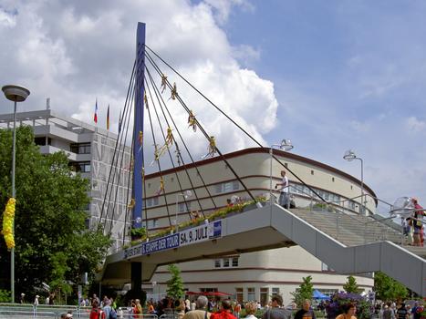 Gernika-Brücke geschmückt für die Tour de France