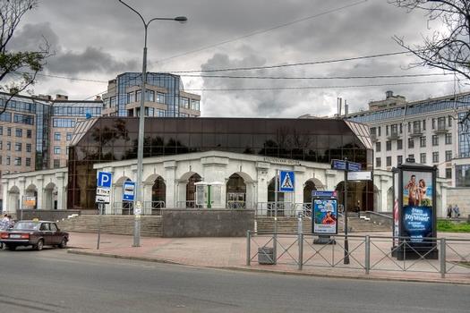 Metrobahnhof Krestowski Ostrow