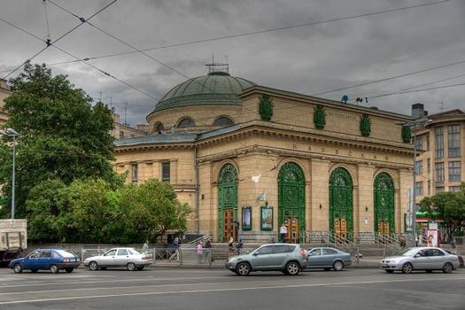 Eingangsgebäude der Station Narwskaja