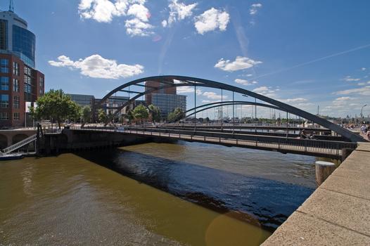 Niederbaumbrücke über den Zollkanal in Hamburg