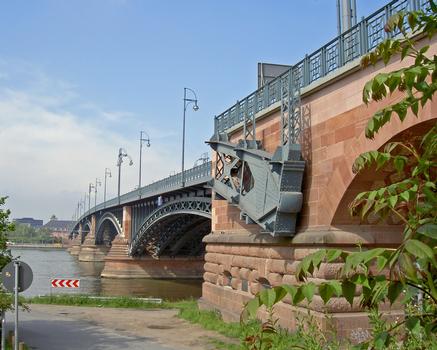 Theodor-Heuss-Brücke, Wiesbaden