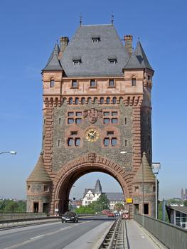 Nibelungenbrücke mit Nibelungenturm