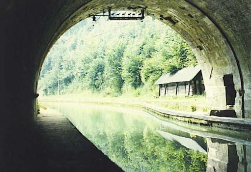 Canal de Saint-Quentin Le souterrain de Riqueval de l'intérieur